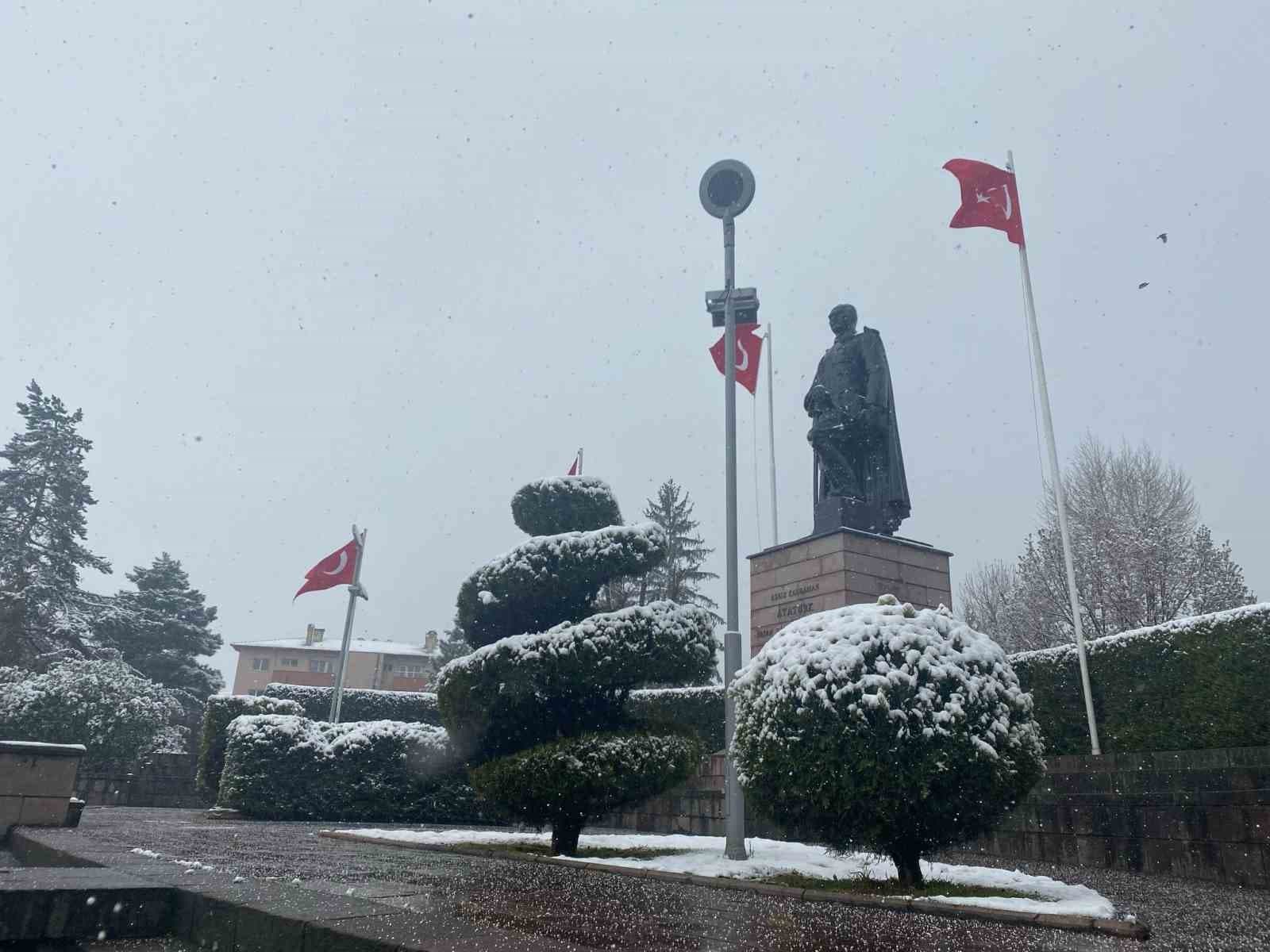 Bolu nisan ayında beyaza büründü