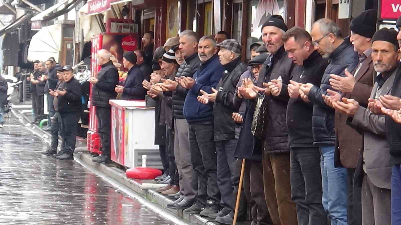 Tarihi ilçede kar yağışına rağmen esnaf geleneği bozmadı