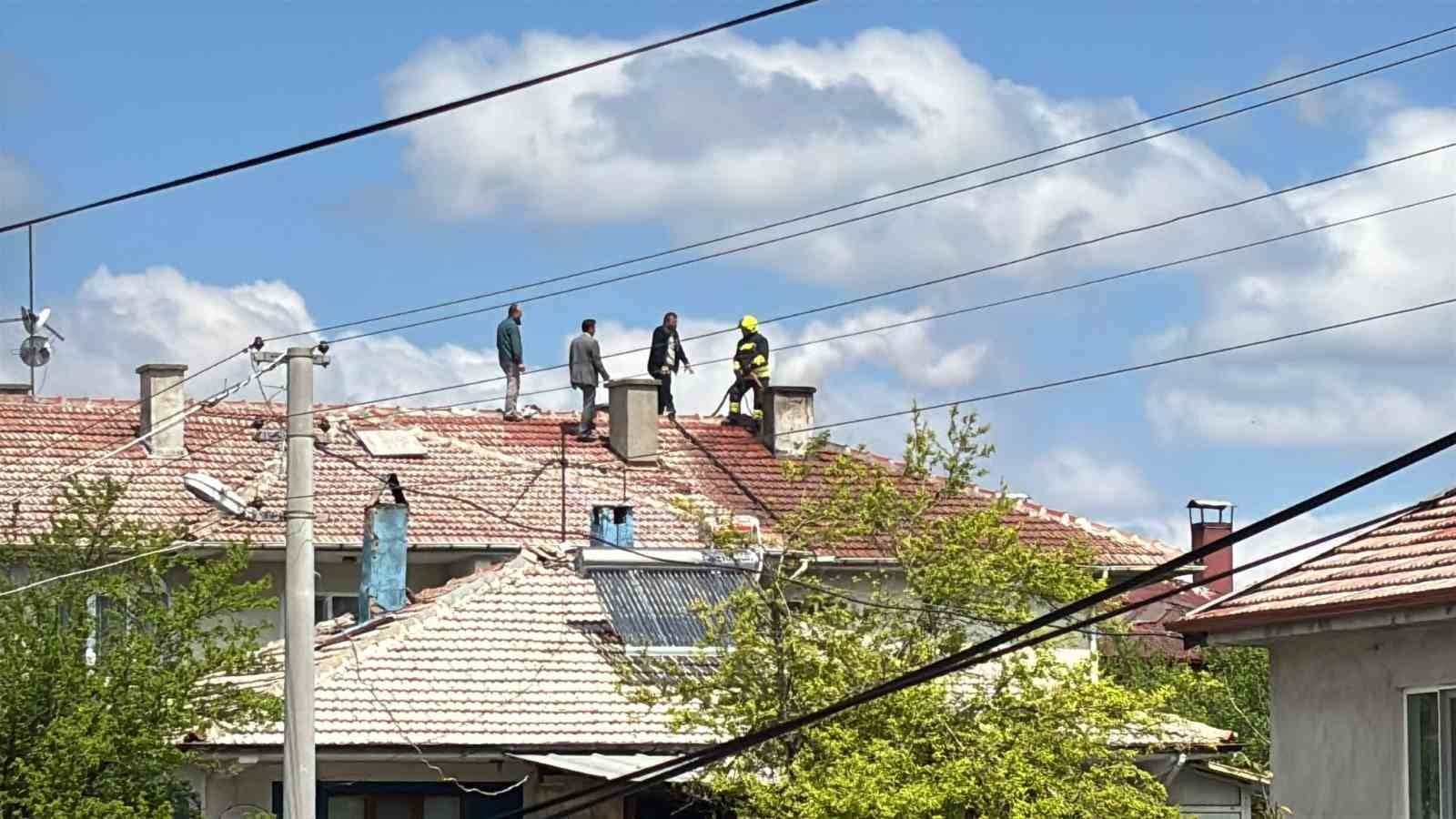 Bolu’da 3 katlı evde çıkan baca yangını söndürüldü