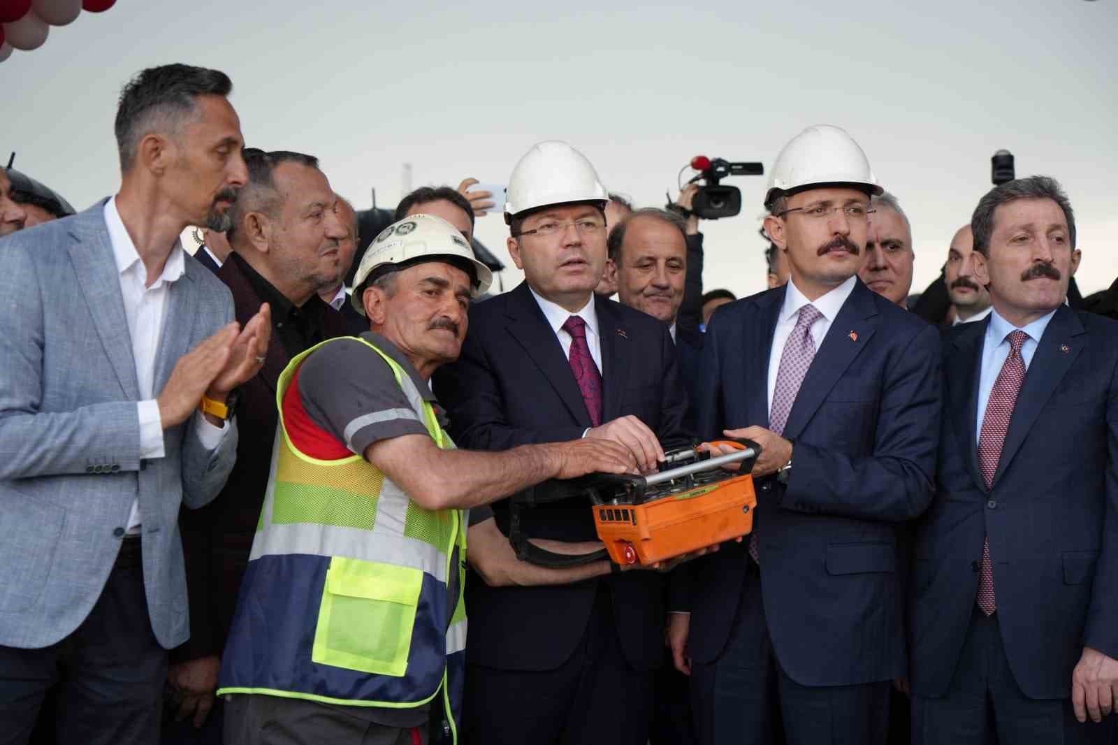 Bakan Tunç: "Yapay zekayla işimizi daha da kolaylaştıracak projeleri önümüzdeki günlerde milletimizle paylaşacağız"