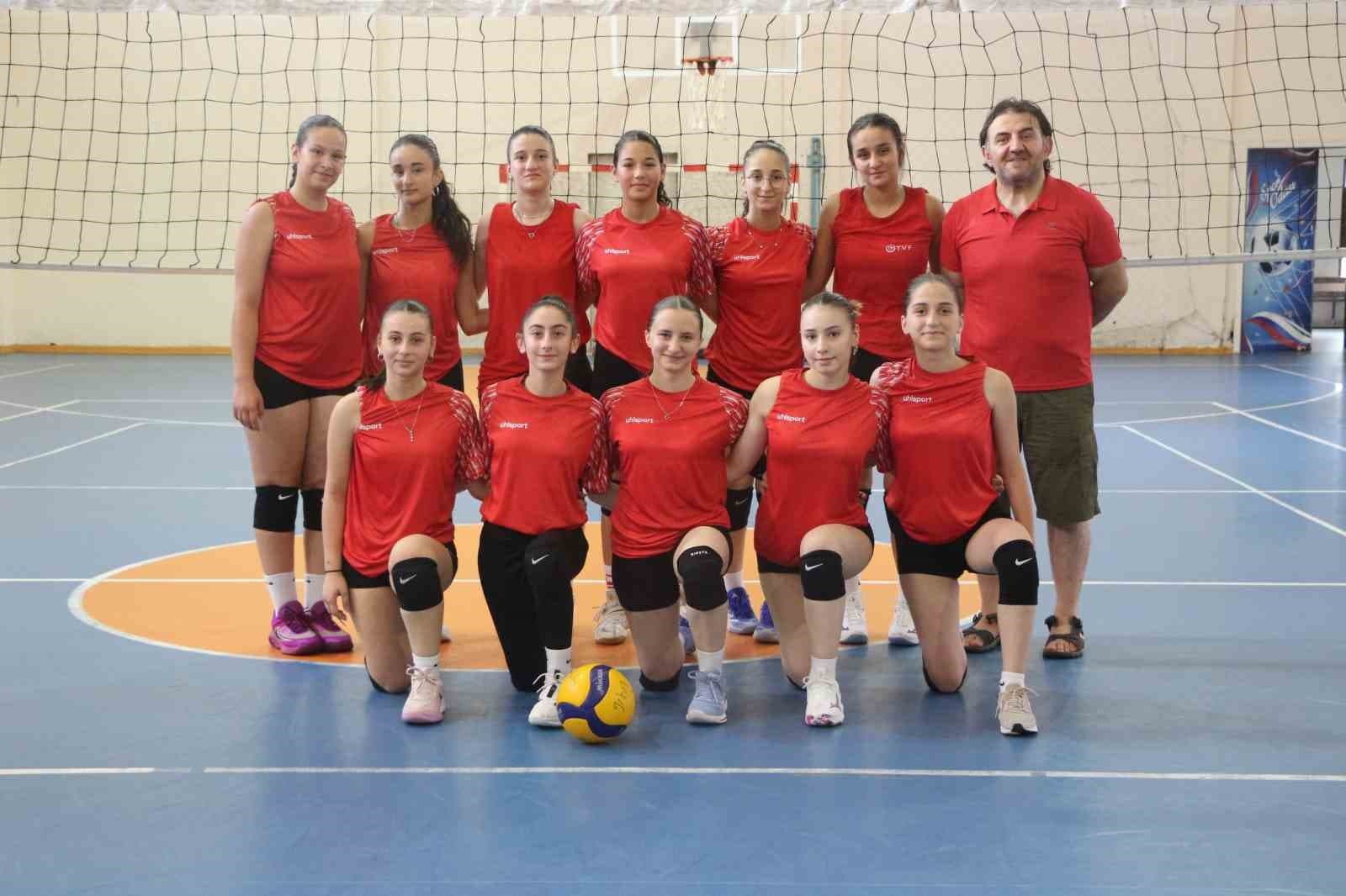 Rize’nin yıldız kızları yarı finale hazırlanıyor