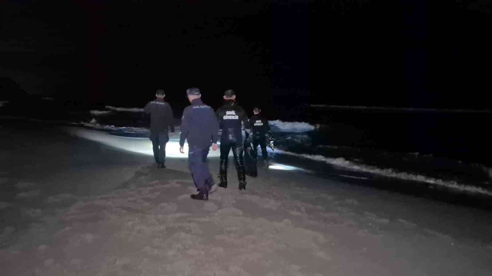 Bartın’da elbiseleri ile denize giren şahıs ekipleri harekete geçirdi