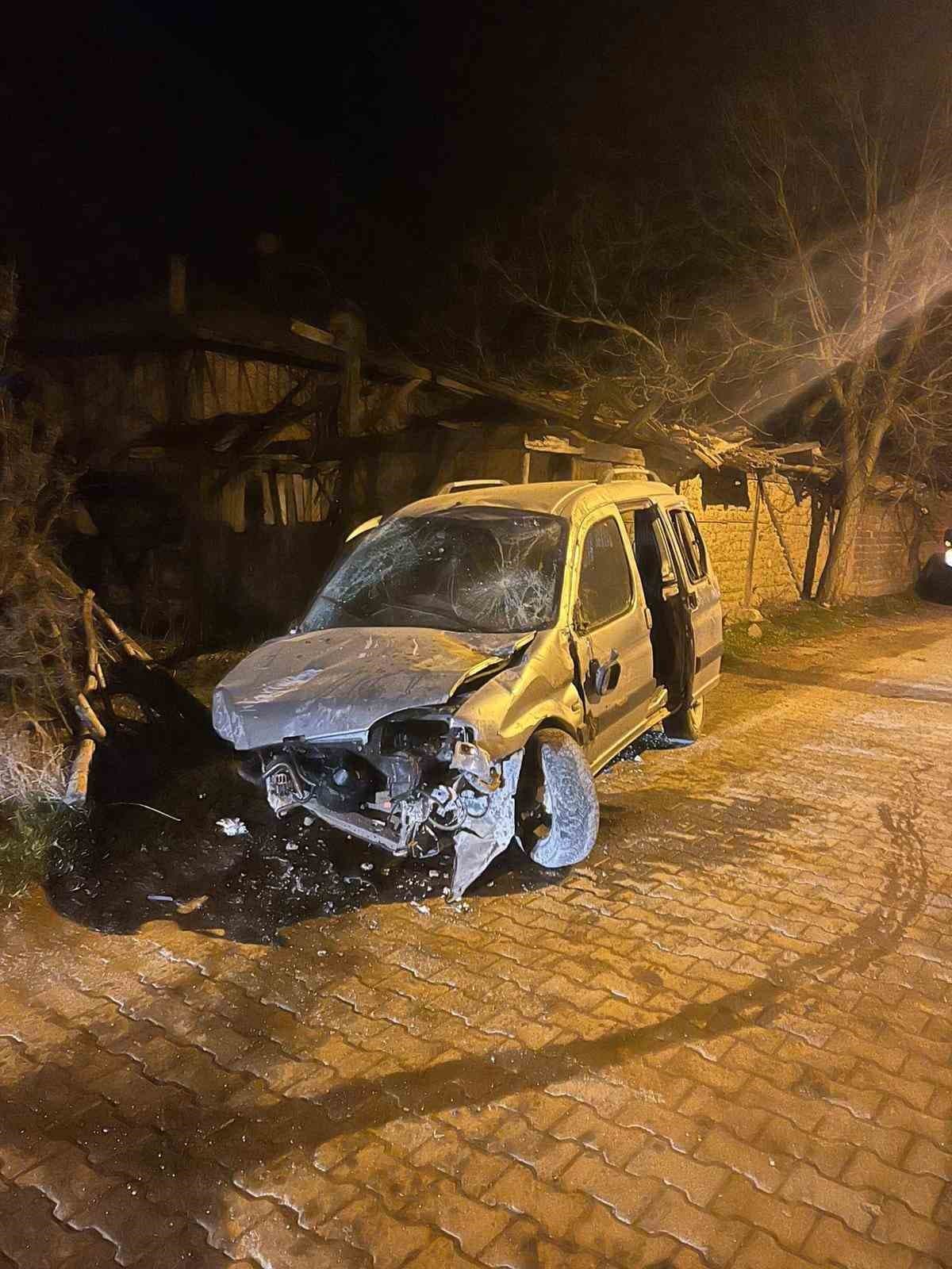 Kastamonu’da hafif ticari araç taşa çarptı: 1 yaralı