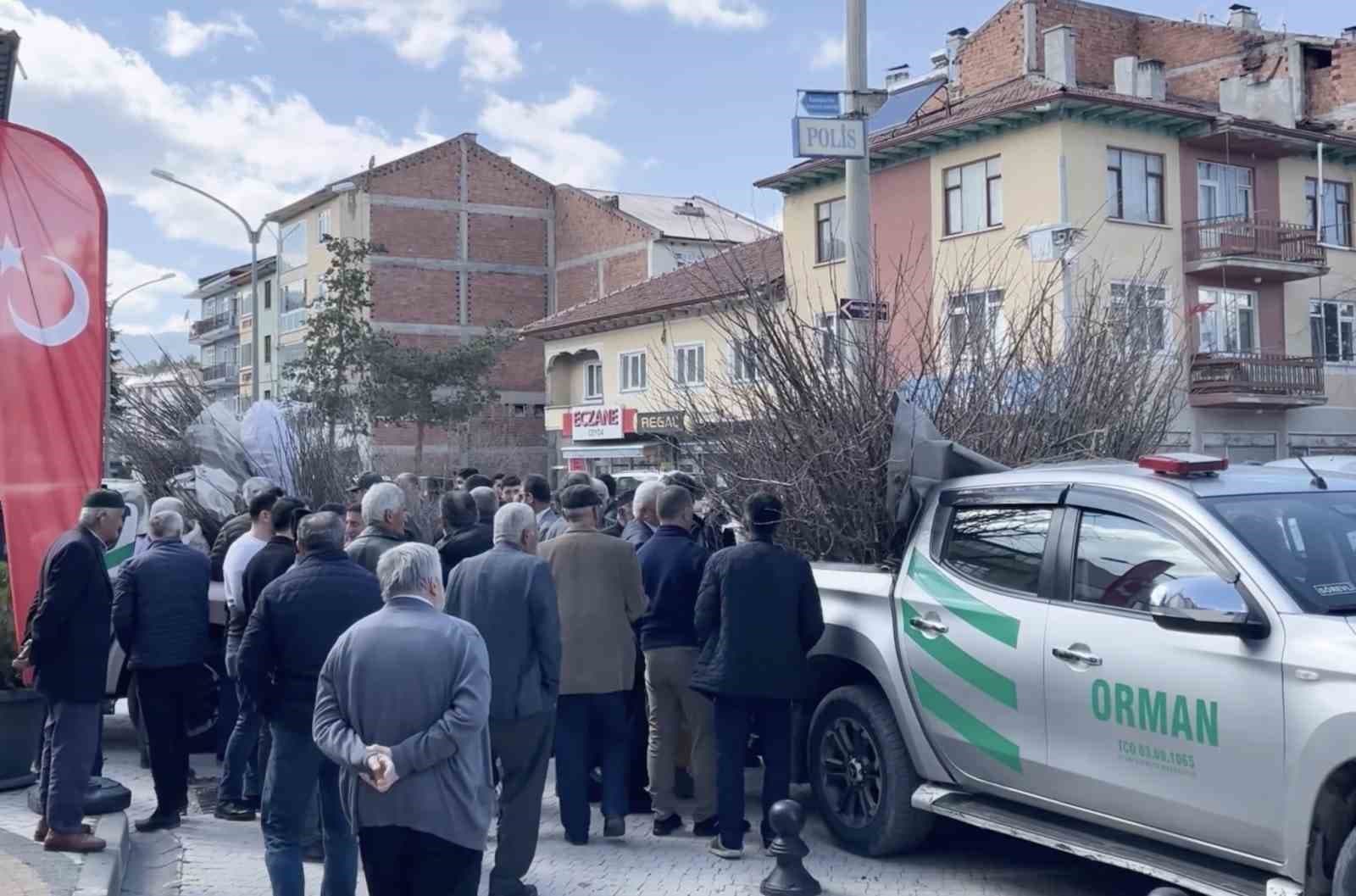 Cami önünde dağıtılan 2 bin fidan dakikalar içerisinde tükendi