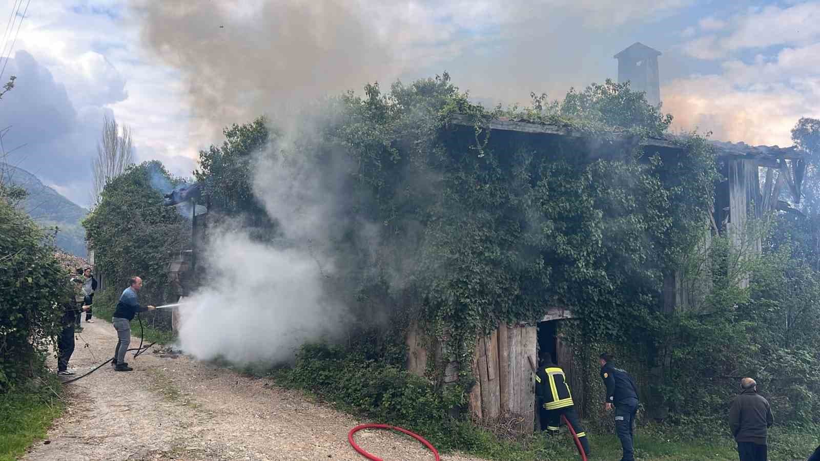 Kastamonu’da metruk binada çıkan yangını itfaiye söndürüldü