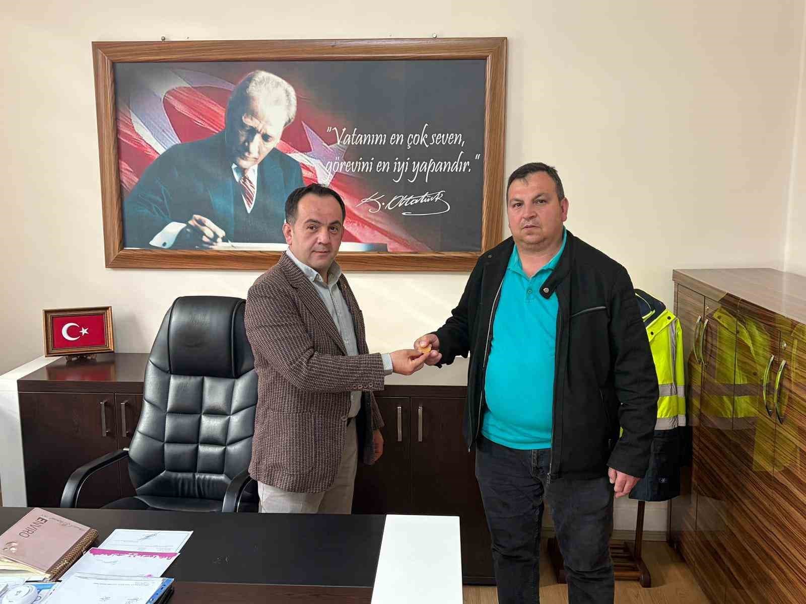Belediye personelinin bulduğu 17,5 gram altın sahibine teslim edildi