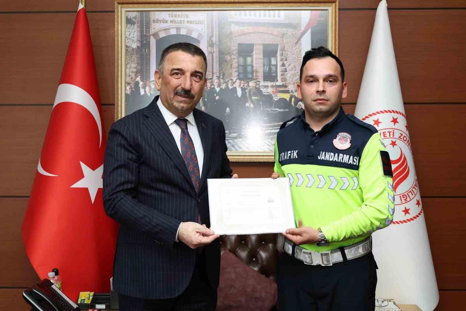 Vali Hacıbektaşoğlu’ndan trafik ekiplerine başarı belgesi