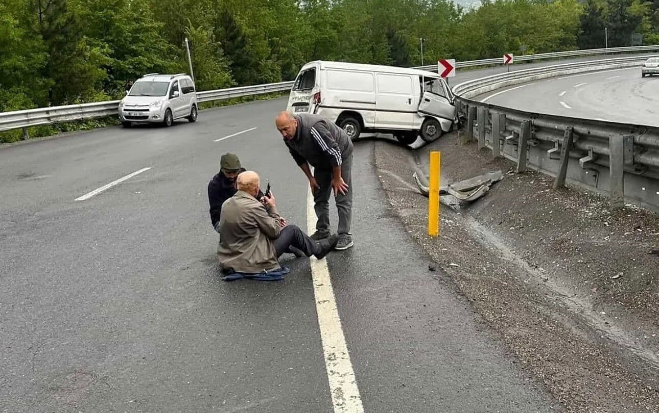 Yağmur Kazayı Getirdi: Hafif Ticari Araç Kontrolden Çıktı, Sürücü Camdan Fırladı