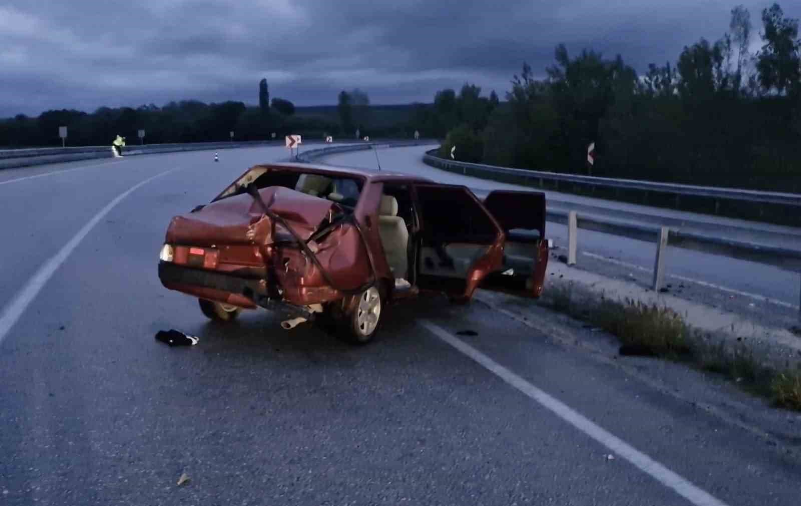 Çorum’da otomobil bariyerlere çarptı: 2 yaralı