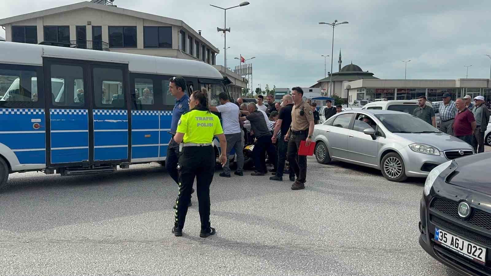 Alaplı’da minibüs, motosiklete çarptı 1 yaralı