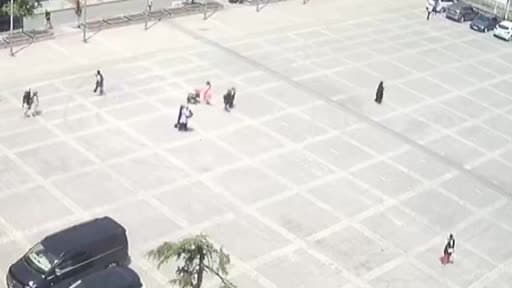 Samsun’da sıcaktan bayılan kadının yardımına vatandaşlar ve polisler koştu
