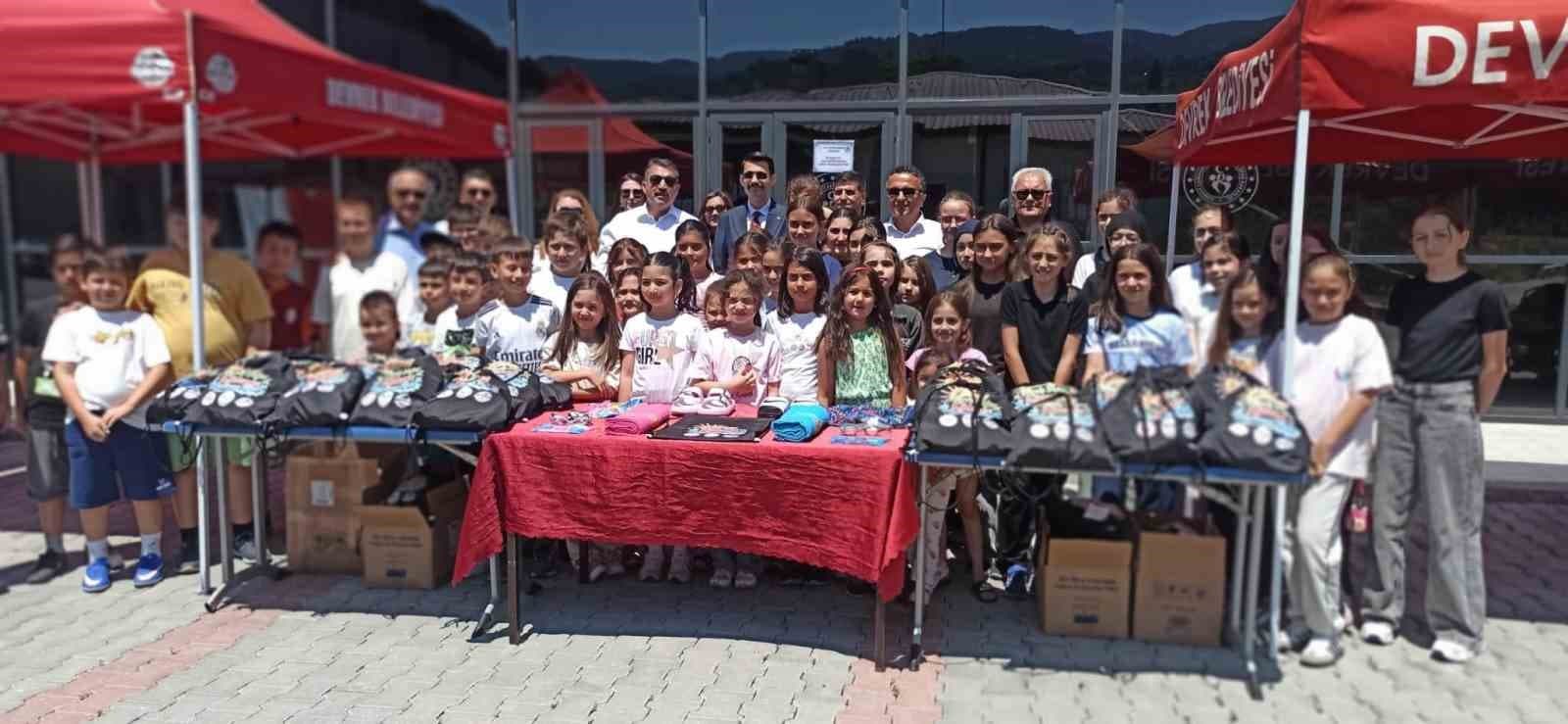 Devrek’te öğrencilere havuz malzemeleri hediye edildi