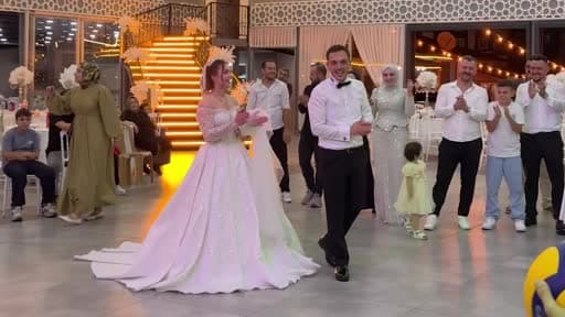 Böyle düğün ancak Rize’de olur...Voleybol oynarken tanışan çift düğünlerinde de voleybol oynadı