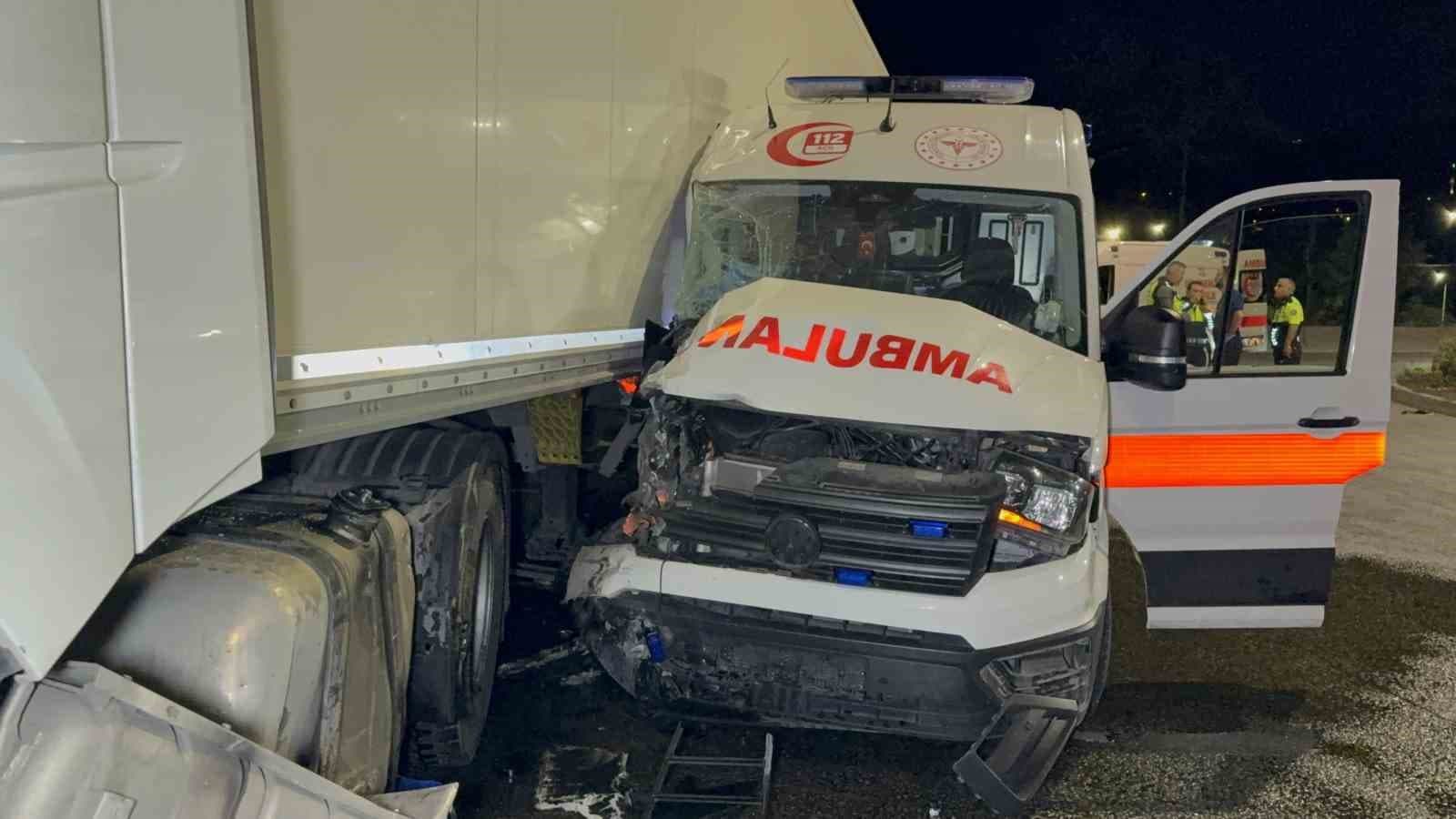 Ambulans ile tır çarpıştı: 6 yaralı