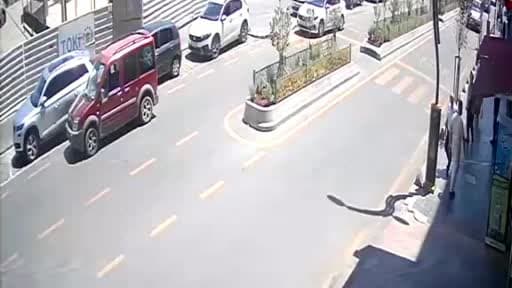 Hafif ticari aracın yayaya çarptığı anlar kamerada