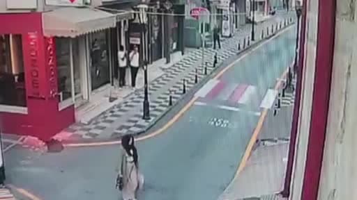 Polisten kaçan sürücü vali yardımcısına çarptı