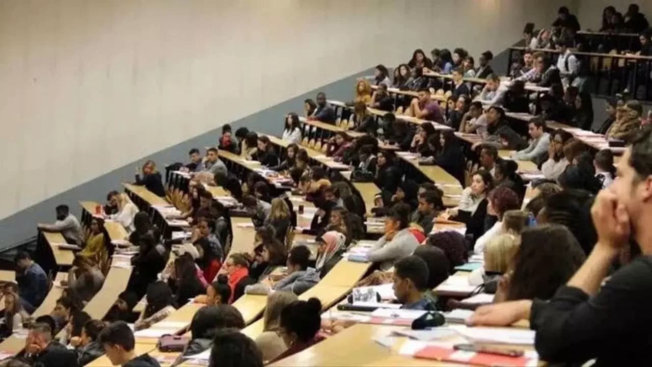 Karabük’te Üniversite Heyecanı Başlıyor: Aileler Geri Çekilmeli, Sorumluluk Öğrenciye Bırakılmalı