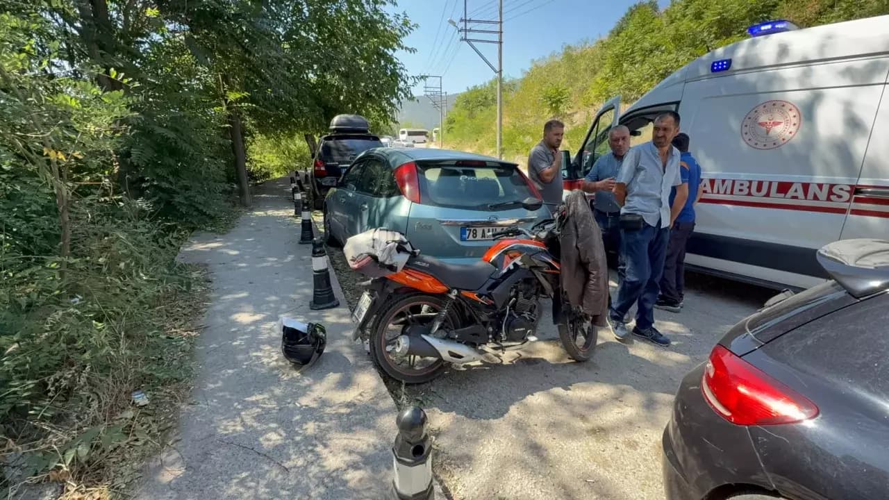 Karabük’te Motosiklet Park Halindeki Otomobile Çarptı: Sürücü Yaralandı