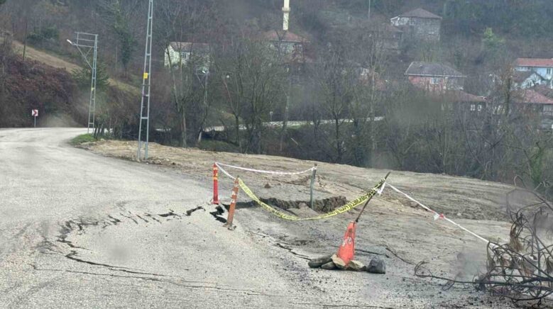 Kastamonu’da heyelan sonrası yol çöktü
