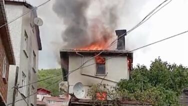 Kastamonu’da iki katlı ev alev alev yandı